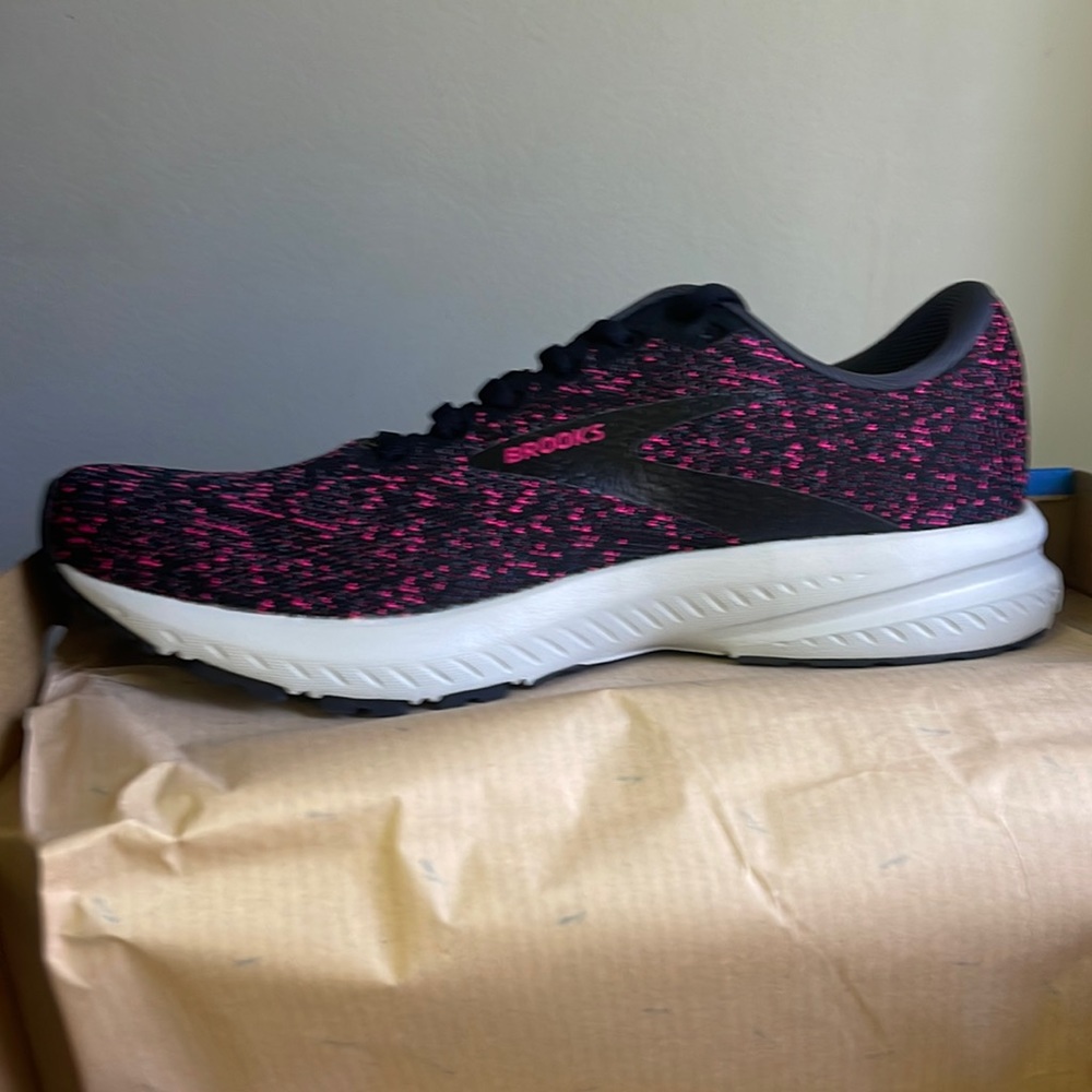 Brooks Launch 7 tennis shoes size 9